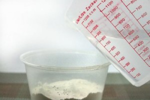 Lisää jauhoihin neljäsosa lasillista kylmää vettä.