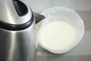 Lisää sitten neljäsosa lasillista lämmintä vettä.