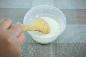 Sekoita kaikki komponentit hyvin, kunnes saadaan homogeeninen massa ilman yksittäisiä paakkuja.