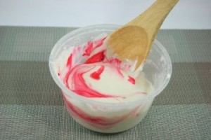 Kun massa on sekoittunut hyvin, voit lisätä siihen muutaman tipan luonnonväriä.