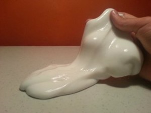 Kuten ennenkin, kaikki sekoittuu hyvin ja tuloksena olevaan massaan lisätään väriainetta.