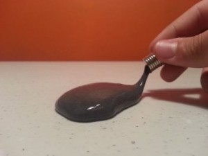 Nyt sitä voidaan siirtää magneetilla tasaisella pinnalla.