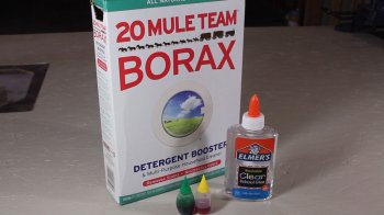 Tällaisista materiaaleista valmistetulla lelulla on erittäin mielenkiintoinen ulkonäkö, ja se on myös mahdollisimman lähellä niitä limaa, joita myydään lasten myymälöissä lelujen kanssa.