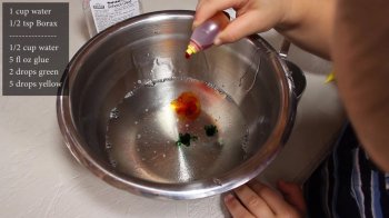 Sekoita toisessa kulhossa 100 millilitraa vettä ja 30 grammaa värjäytynyttä liimaa