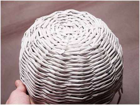 Rám z 10 polotovarov je pripravený, teraz vezmeme 1 tubu, otočíme ju o 90 stupňov a tkáme