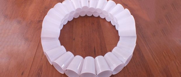 πώς να φτιάξετε έναν χιονάνθρωπο από πλαστικά ποτήρια βήμα προς βήμα