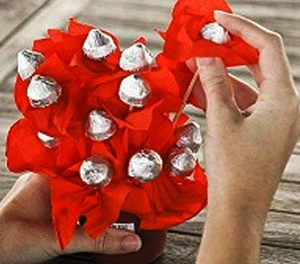 ένα μπουκέτο για έναν δάσκαλο γλυκών με τα χέρια τους