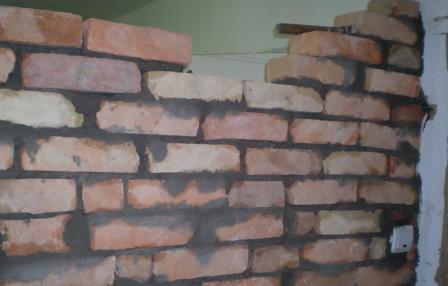 Monoliittiset seinät, toisin kuin kehysseinät, hillitsevät paljon paremmin matalataajuisia ääniä