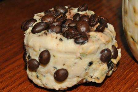 Tietäen kuinka tehdä saippuaa kotona ilman saippualustaa, voit hallita saippuanvalmistuksen perusteet. Saippuan valmistaminen on paljon helpompaa käytetyistä pesuista