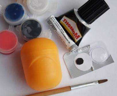 Jos haluat nähdä minionin, ota tyhjä pillerilevy ja leikkaa yksi solu. Jäljitä sitten solun ääriviivat valkoiselle paperille.