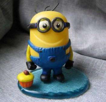 Jos haluat tehdä minionin, joka näyttää enemmän oikealta, kokeile koristella veneet polymeerisavella