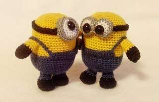 Amigurumin neulomisesta tutuilla on monia etuja. Voit sitoa 1/3 munasta sinisillä langoilla ja 1/3 keltaisilla langoilla.