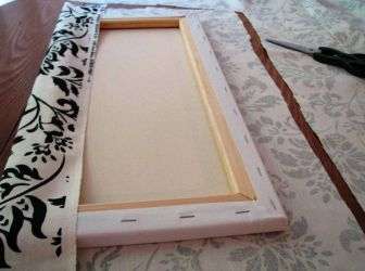 Kun kuva on valmis, se leikataan palasiksi ja venytetään valmistetun kehyksen päälle. Modulaarisia kuvia