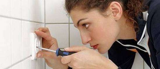 تركيب الأسلاك DIY تركيب الأسلاك بأيديهم في الشقة ، الفيديو