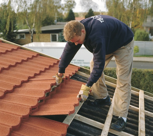 Komposiitti kattotiilien asennus