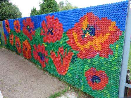 Sådan dekoreres et hegn med flaskehætter