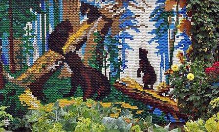 Selvfølgelig behøver du ikke samle stik i samme farve, i hvilket tilfælde hegnet vil være ensformigt, men ikke så lyst