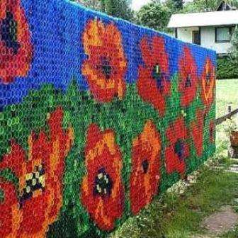 Foto af indretning med låg fra plastflasker