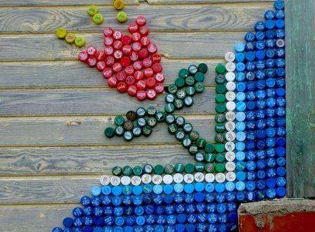 blomst på et hegn af låg