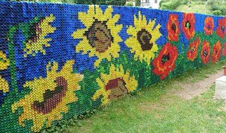 indretning af hegn med propper fra flasker