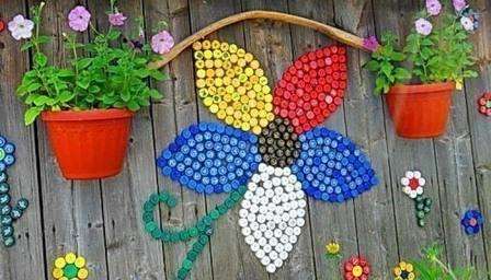 blomster på hegnet med plastikpropper