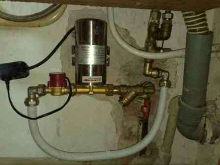 Pozrime sa podrobnejšie na princíp činnosti čerpadla na zvýšenie tlaku vody. Toto zariadenie sa používa, ak je vo vodovodnom systéme voda, ale úroveň tlaku je taká nízka, že kvalitná prevádzka vodovodného systému je jednoducho nemožná.