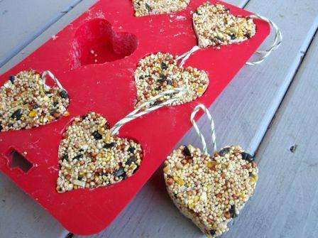 Valmista tavalliset pikkuleikkurit, laita niihin naru ja täytä saatu viljaseos