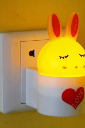 Нощна светлина в контакта