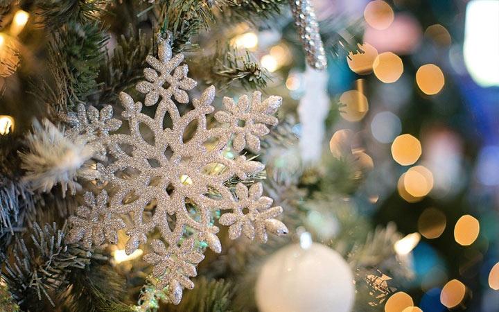 kuinka koristella joulukuusi uudelle 2021 -härälle