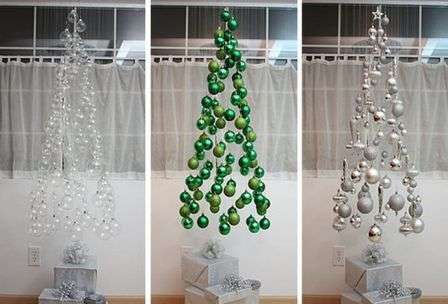 lahjoja joulukuusen alla alkuperäisessä muodossaan