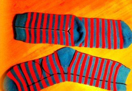 Saadaksesi kauniin apinan, ota kaksi sopivan väristä sukkia ja merkitse ne tussilla täsmälleen kuten kuvassa