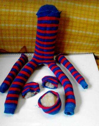 Ompele korvat, etujalat, häntä ja kuono. Käänny ulos ja täytä pehmusteella polyesteriä.