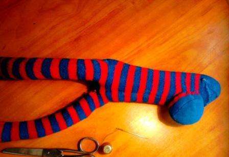 Sen jälkeen kaikki apinan yksityiskohdat on ommeltava sokealla saumalla. Kun ompelet korvat, vedä ne yhteen pohjasta, jotta ne saavat halutun muodon. Ompele apinan tassut samalla etäisyydellä korvista.