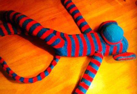 Nyt sinun on tehtävä apinalle kauniit kasvot. Voit tehdä tämän käyttämällä painikkeita tai valmiita silmiä, joita myydään rautakaupassa. Ompele suu apinan kasvoille neulelangalla.