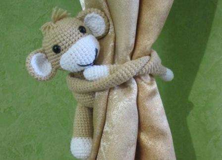 إذا صنعت أرجلها الأمامية الطويلة وأدخلت سلكًا فيها ، يمكنك صنع لعبة حامل ستارة.