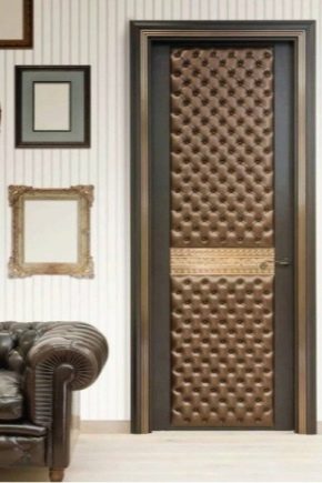 Тапицерия на врати с дермантин в ръцете