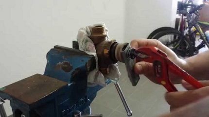 Du kan installere ventilen med dine egne hænder i henhold til producentens instruktioner. Skru på sikkerhedsanordningen