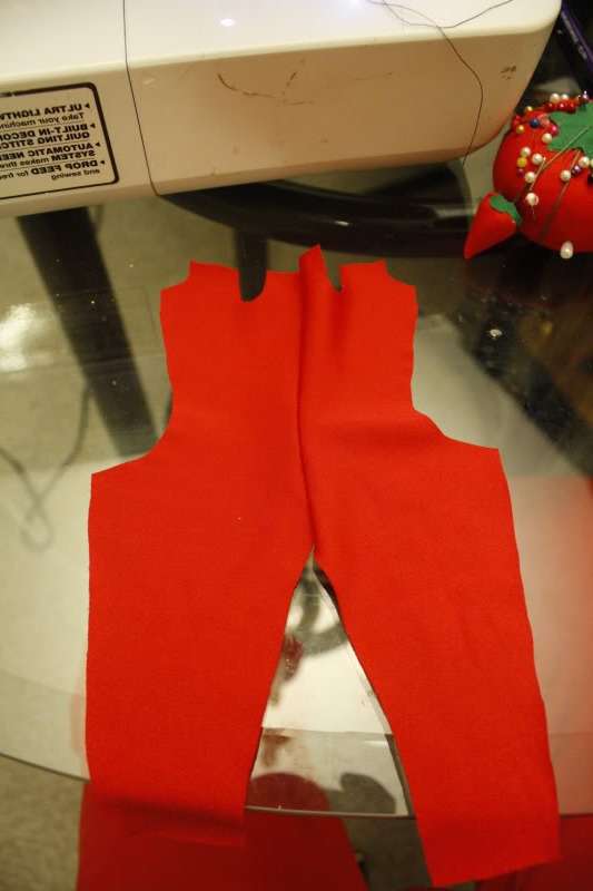 Vystrihnite dva rovnaké kusy a prišite ich na jedno označené miesto. Tento šev bude prebiehať po celom tele bábiky.