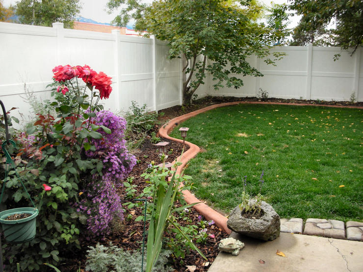 Stuhové záhony môžu byť zdobené absolútne v akomkoľvek štýle