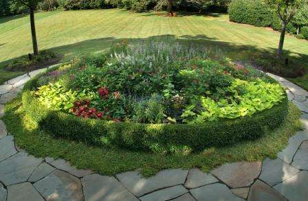 Älä unohda polkuja, koska joudut leikkaamaan ruusuja ja poimimaan haalistuneet silmut koko kauden ajan. Kun valitset kasveja, jaa ne keväällä, kesällä ja syksyllä kukkiviin kasveihin, niin se saavuttaa kukkapenkin koko kauden kukinnan vaikutuksen.