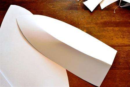 Fold den halvt og fold den på midten. Bladene vil vise sig at være smukke.