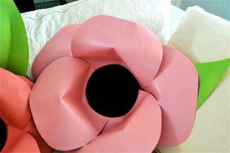 Tag varm lim og fastgør blade og centre til blomsterne