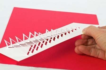 Når alle linier er skåret ud, folder vi emnet ud, og de resulterende strimler begynder at bøje nedad