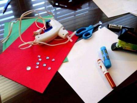 Έτσι, αυτό που χρειάζεστε για να δημιουργήσετε μια καρτ ποστάλ της Πρωτοχρονιάς στο στυλ των