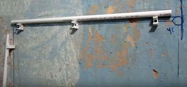 Installation af polypropylenrør - installation af vægklemmer (clips) Montering af plastikclips på væggen