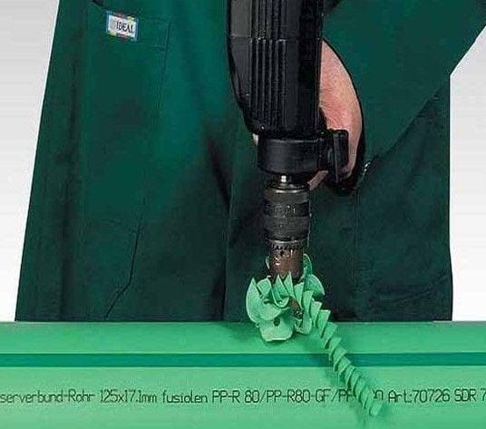 sverlenie stenki truby` dlia ustanovki sedla Foto - boring af rørvæggen for at installere sadlen