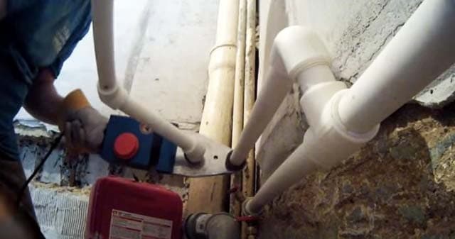 Sådan svejses polypropylenrør på et svært tilgængeligt sted Opvarmning af PPR -fittings med et loddejern på plads