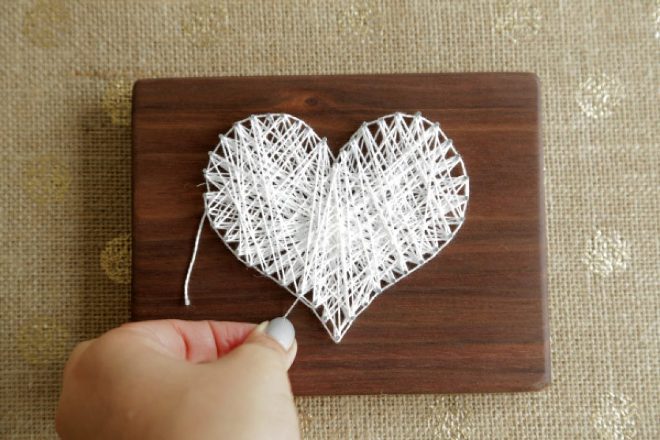 Tee-se-itse-maalauksia langoista ja kynsistä