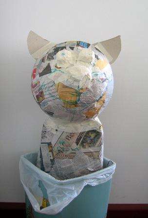 Derefter skal du forlade hovedet i et par dage for at tørre det ud. Ballonen kan punkteres og strækkes ud, og derefter fortsætte med hovedets videre design. For at gøre dette skal du bruge to identiske flaskehætter, som skal sikres med malertape.