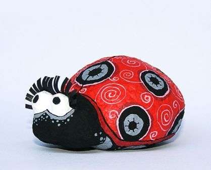 Voit tehdä leppäkerttuhahmon papier-mâchésta,